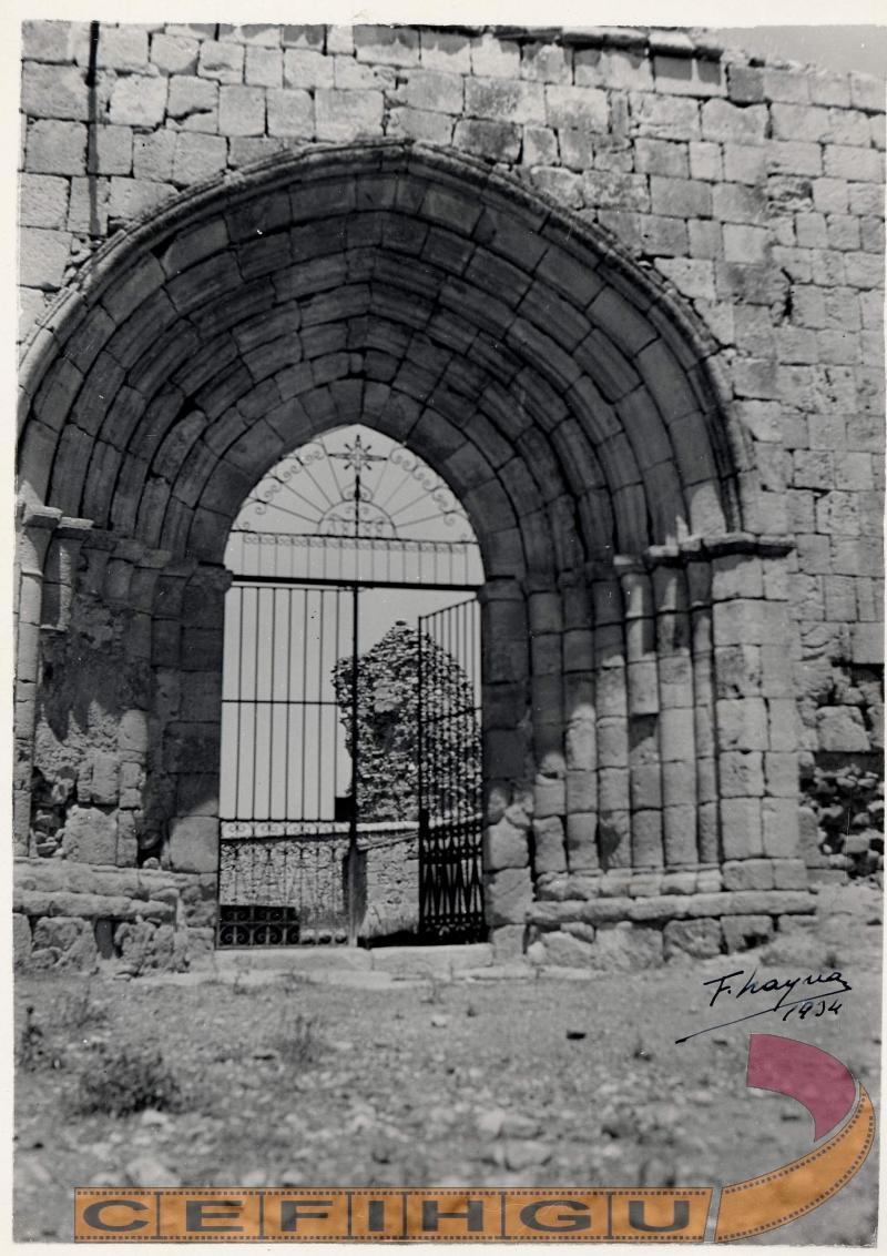 Puerta del medio día, de la derruida iglesia de Santa María de la Varga ( s. XIII )